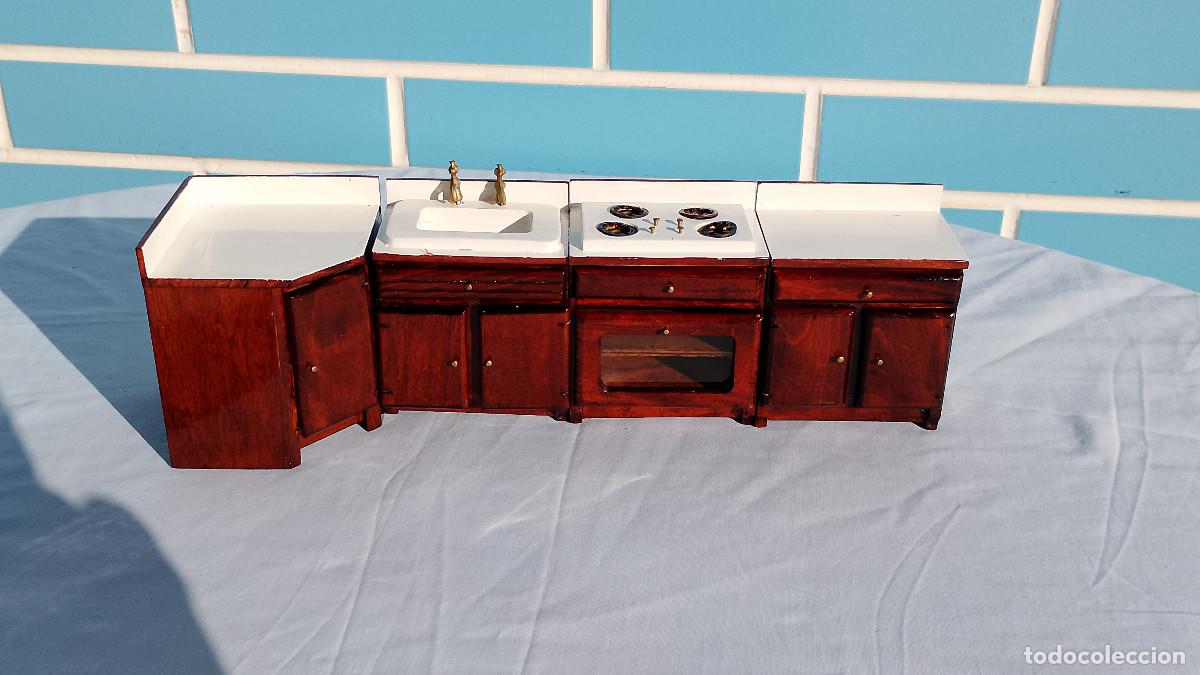 Casas de Mu&ntilde;ecas: Antiguo set muebles de madera cocina en miniatura para casas de mu&ntilde;ecas, en su blister