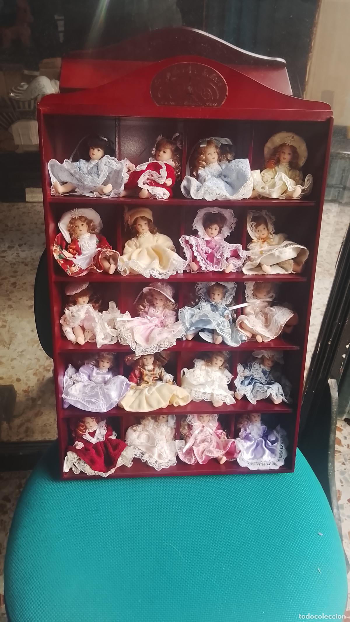 Casas de Mu&ntilde;ecas: Set vitrina expositora mu&ntilde;ecas de porcelana miniaturas