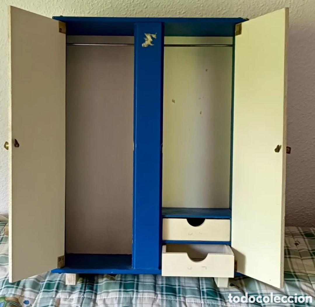 Casas de mu&ntilde;ecas: Armario Nancy de madera con perchas - Foto 2