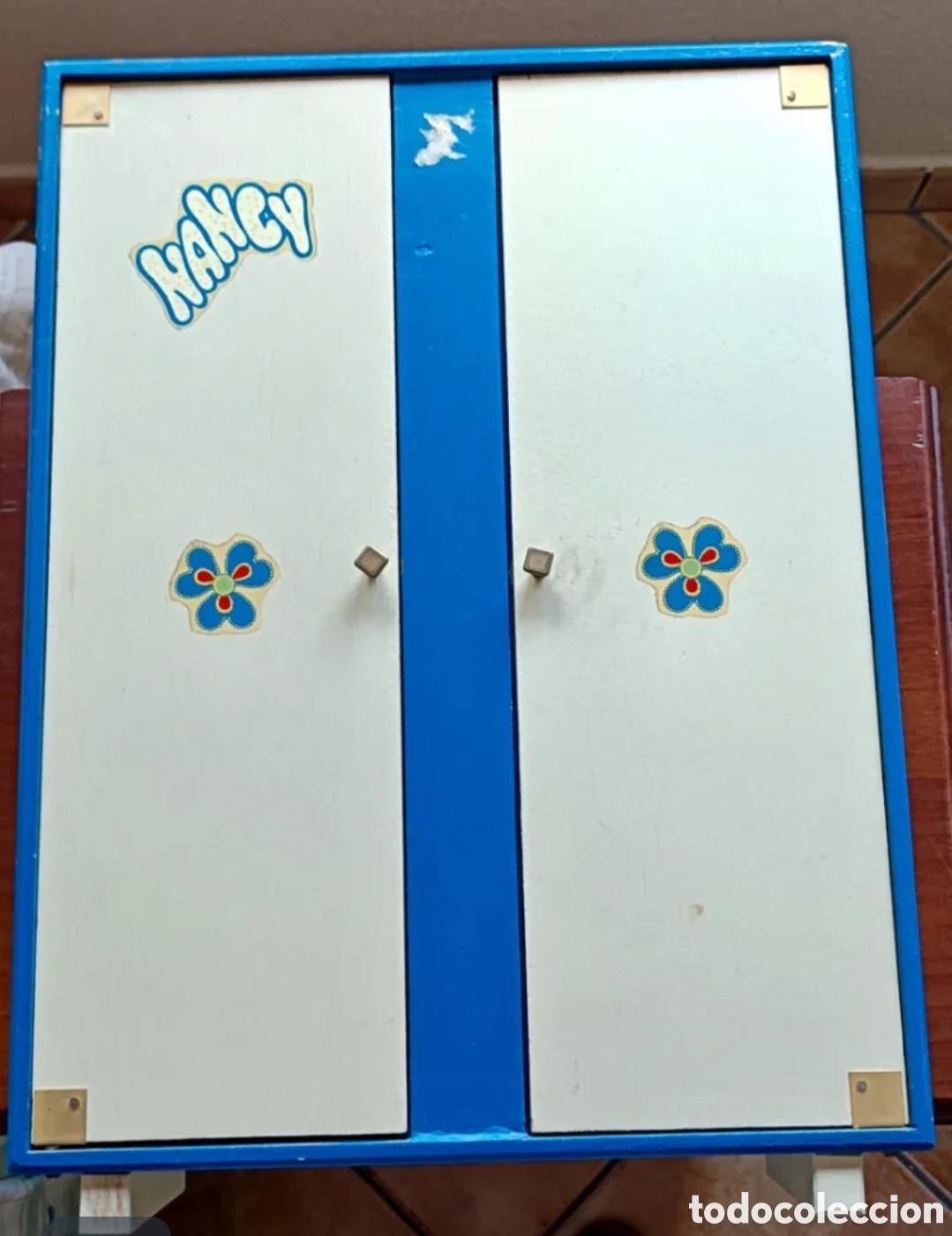 Casas de mu&ntilde;ecas: Armario Nancy de madera con perchas - Foto 1