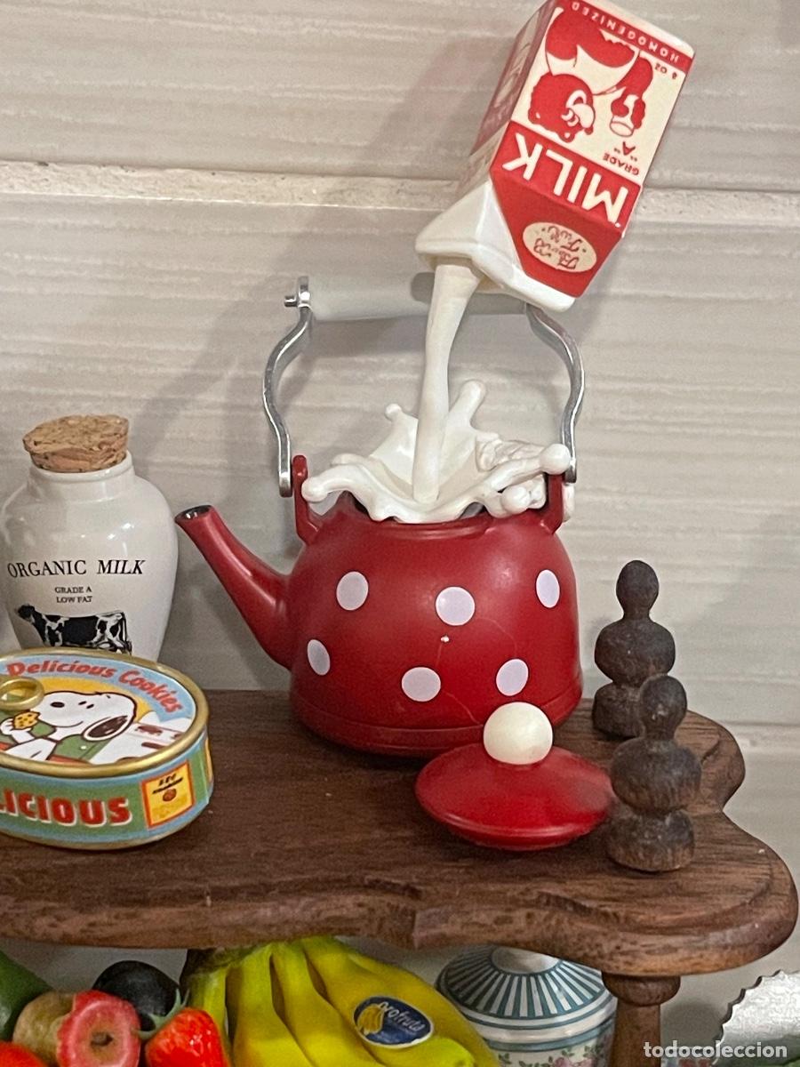 Casas de mu&ntilde;ecas: Tetera con leche en miniatura para casa de mu&ntilde;ecas