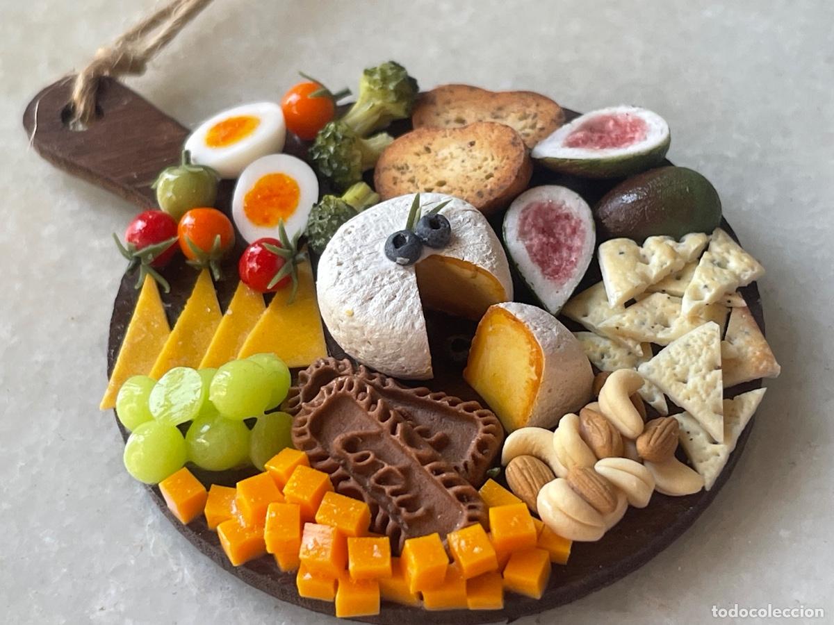 Casas de mu&ntilde;ecas: Tabla de aperitivos en miniatura para casa de mu&ntilde;ecas