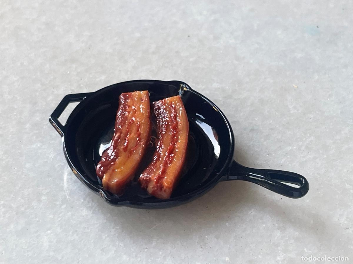 Casas de mu&ntilde;ecas: Sart&eacute;n con tocino en miniatura para casa de mu&ntilde;ecas