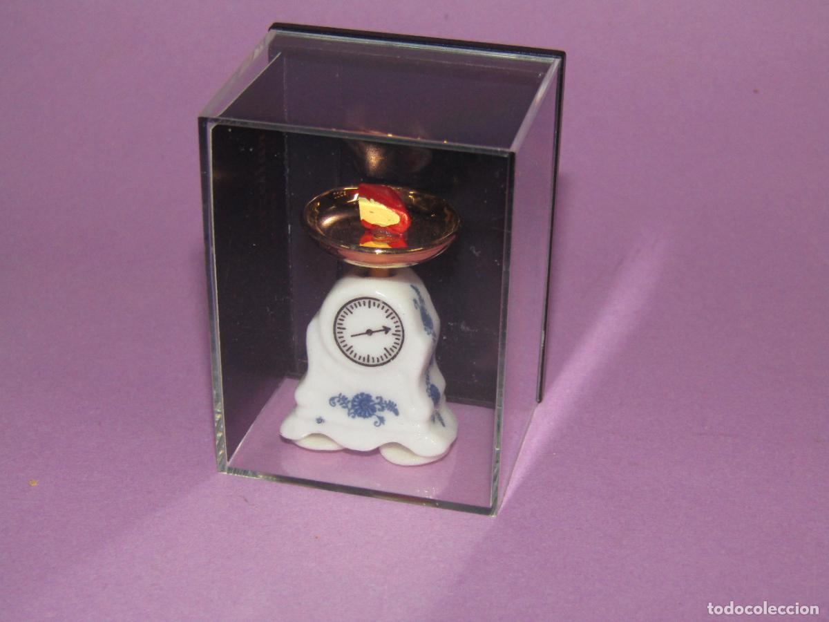 Casas de mu&ntilde;ecas: Balanza con Queso en Porcelana Esc. 1:12 para Casita de Mu&ntilde;ecas de REUTTER PORCELAIN Made in Germany