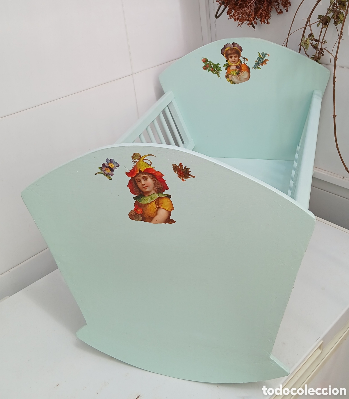 Casas de mu&ntilde;ecas: Cuna infantil de madera, decorada - Foto 2