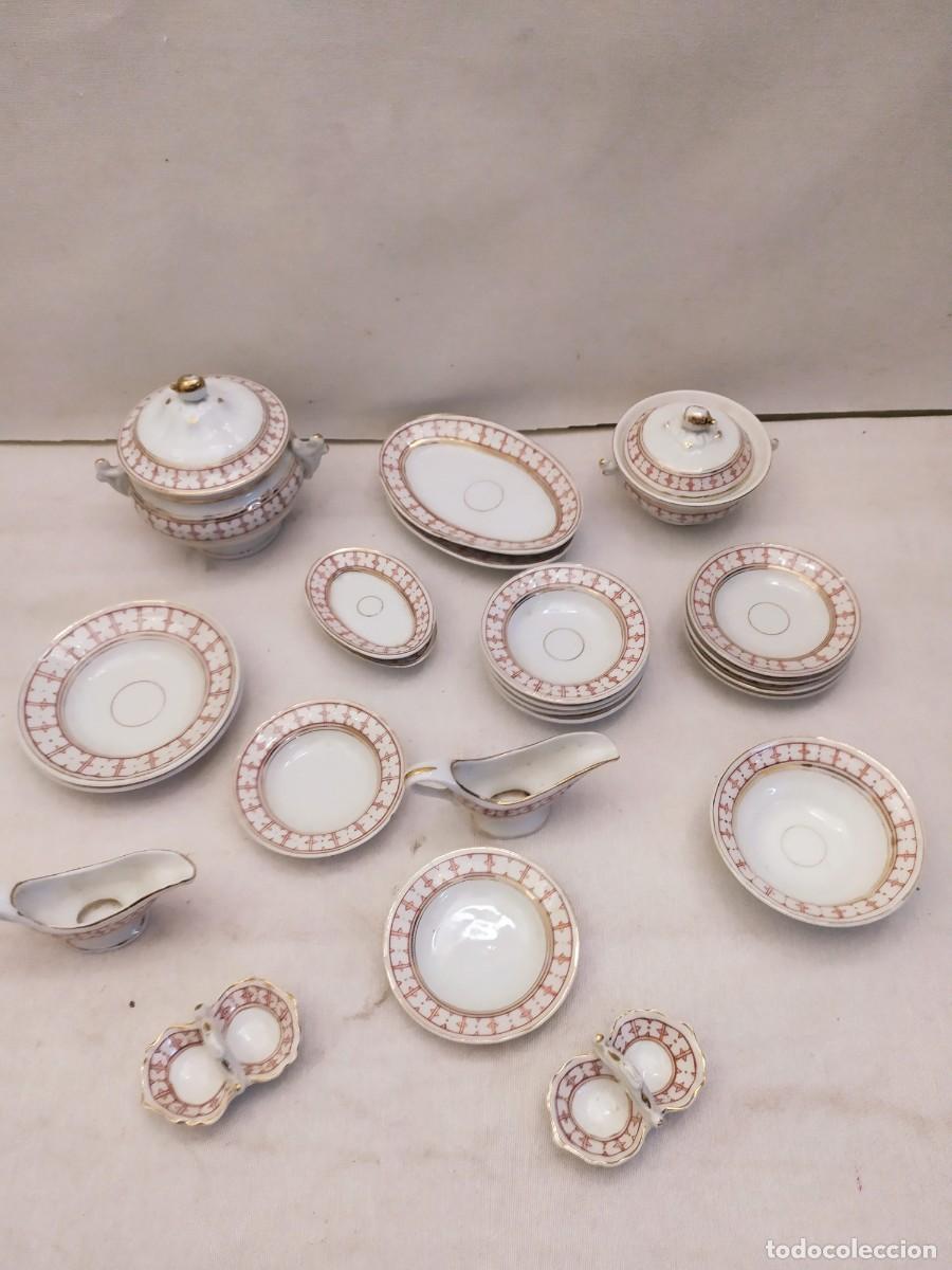 Doll houses: Vajilla de porcelana. Juguete. Blanca con ribete rojo y dorado. Para mu&ntilde;ecas.