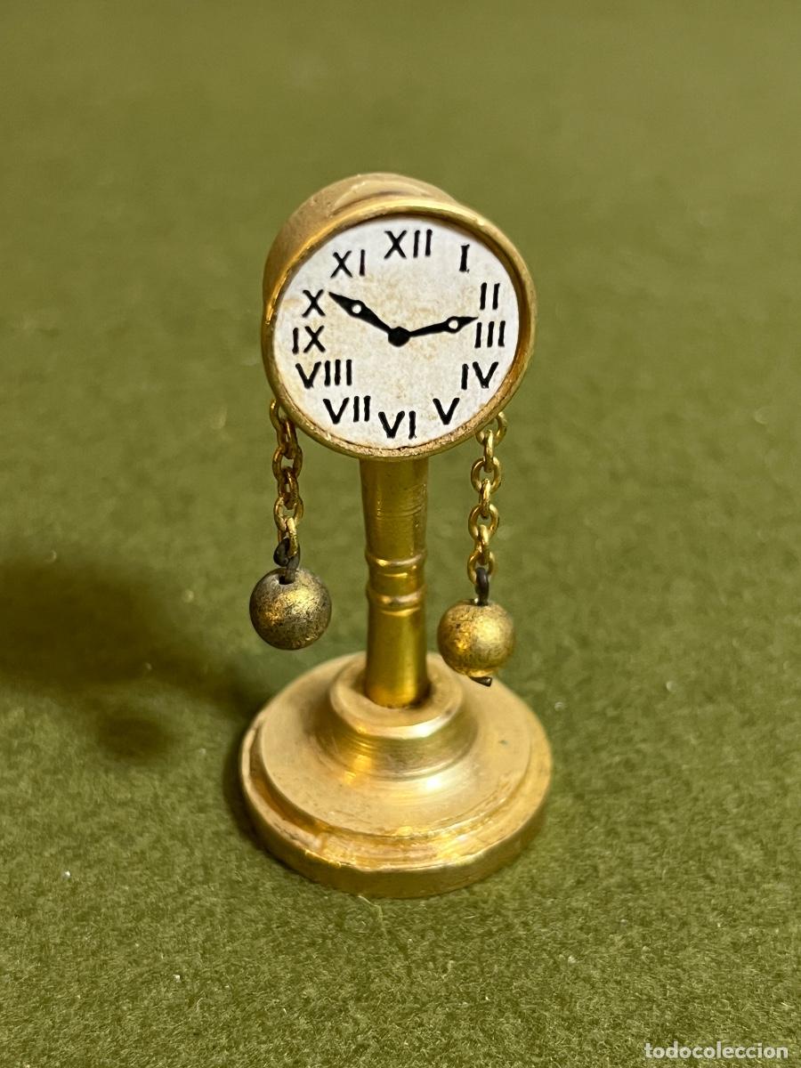 Doll houses: Reloj de sobremesa miniatura de bronce para casa de mu&ntilde;ecas con p&eacute;ndulos decorativos