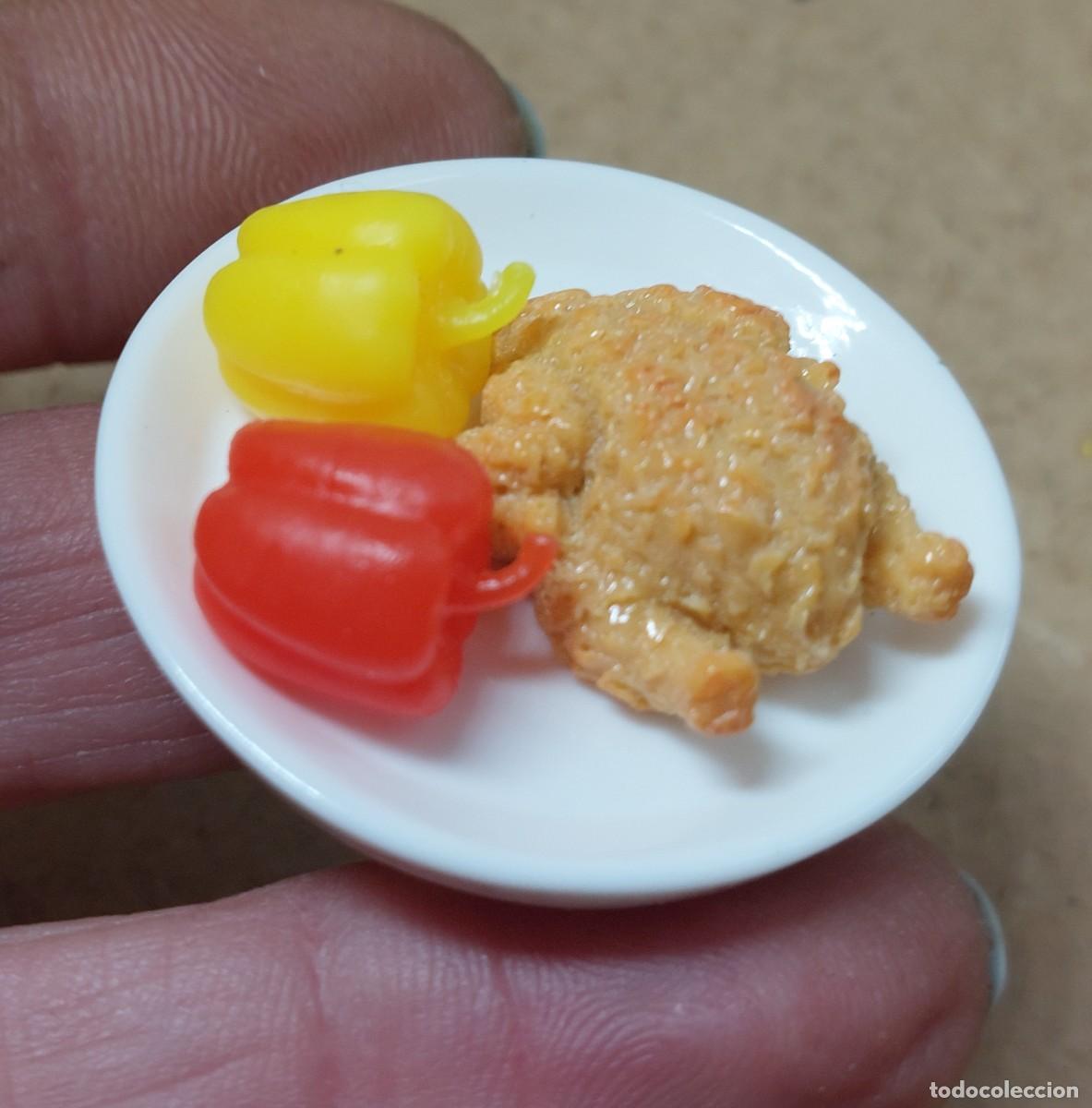 Casas de mu&ntilde;ecas: Plato de pollo y pimientos . Casa de mu&ntilde;ecas escala 1:12