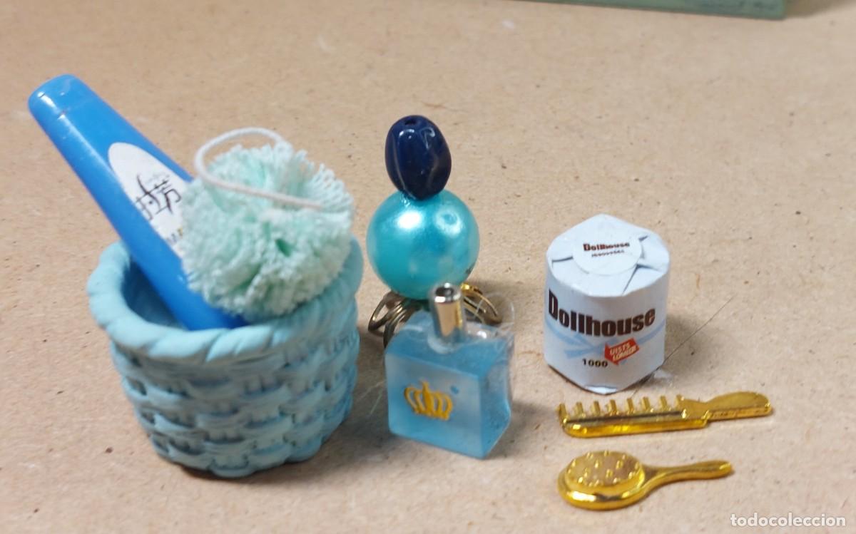 Casas de mu&ntilde;ecas: Cesta de ba&ntilde;o miniatura muy completa. Casa de mu&ntilde;ecas escala 1:12