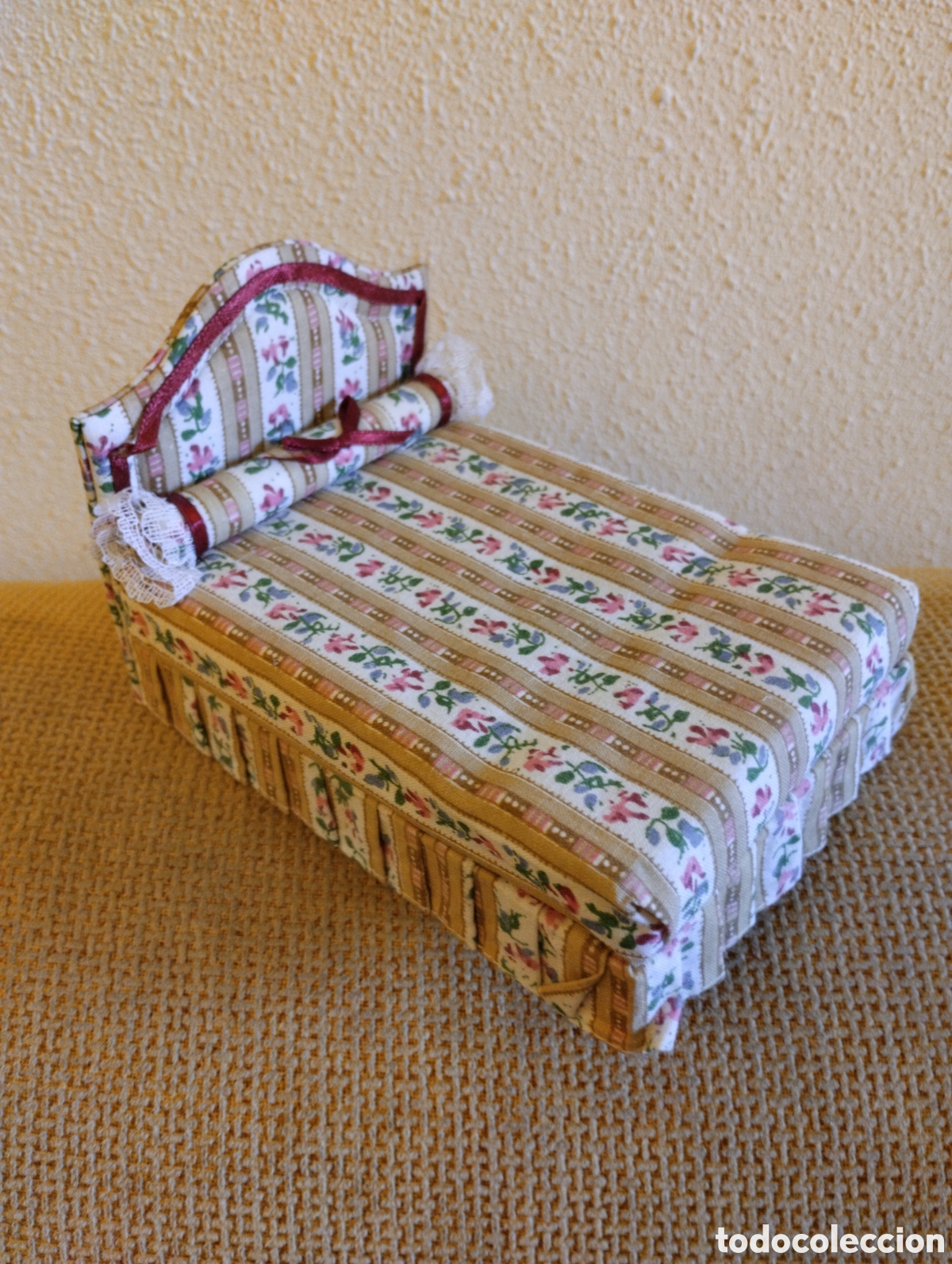 Doll houses: Cama para casa de mu&ntilde;ecas