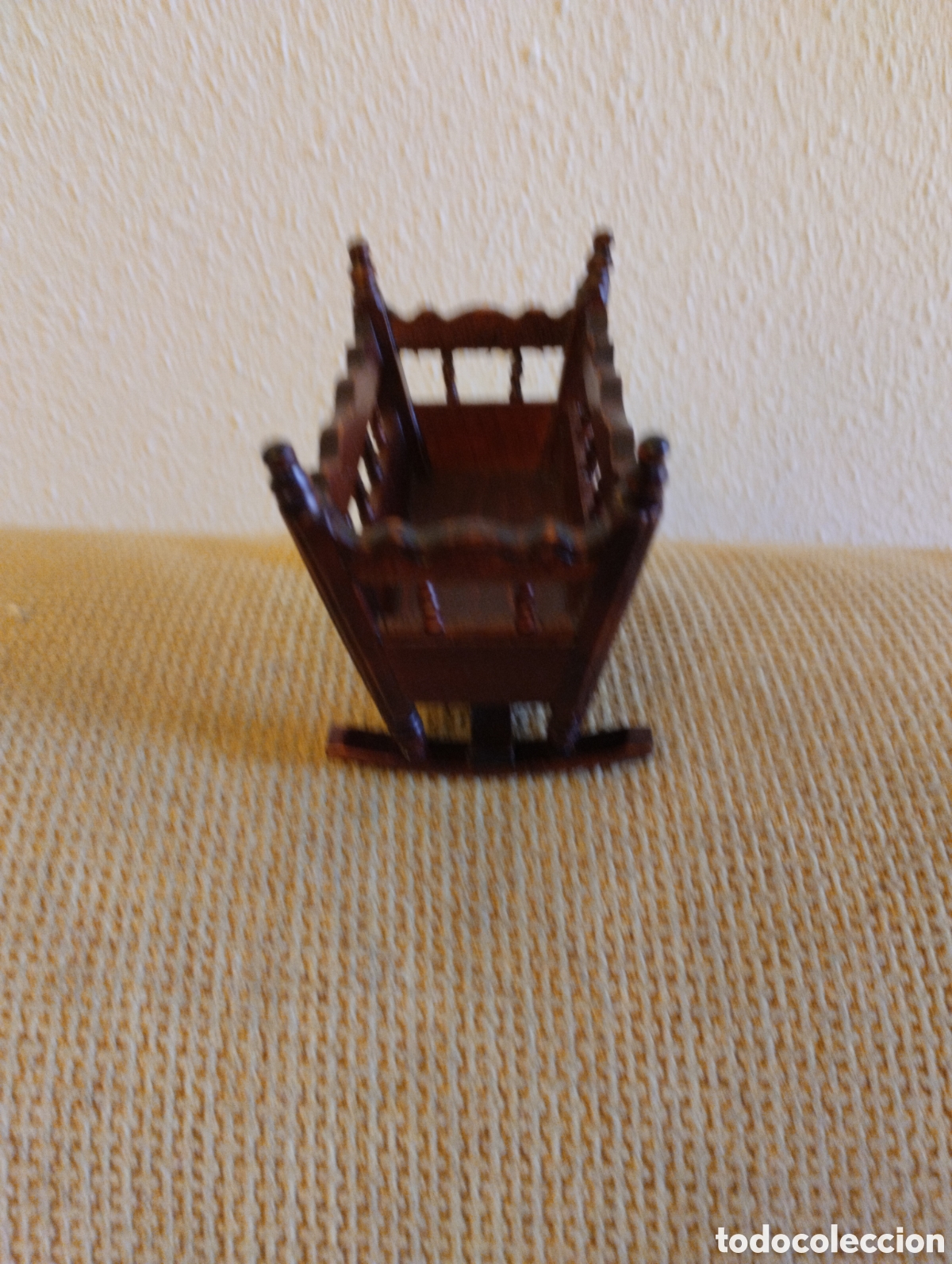 Casas de mu&ntilde;ecas: Cuna para casa de mu&ntilde;ecas - Foto 3