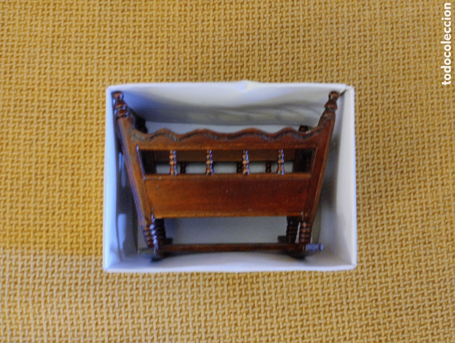 Casas de mu&ntilde;ecas: Cuna para casa de mu&ntilde;ecas
