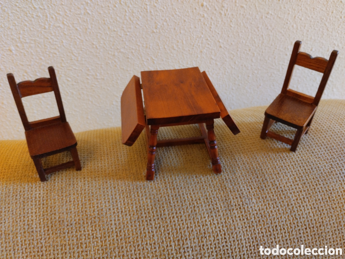 Casas de mu&ntilde;ecas: Mesa cocina y dos sillas para casa de mu&ntilde;ecas