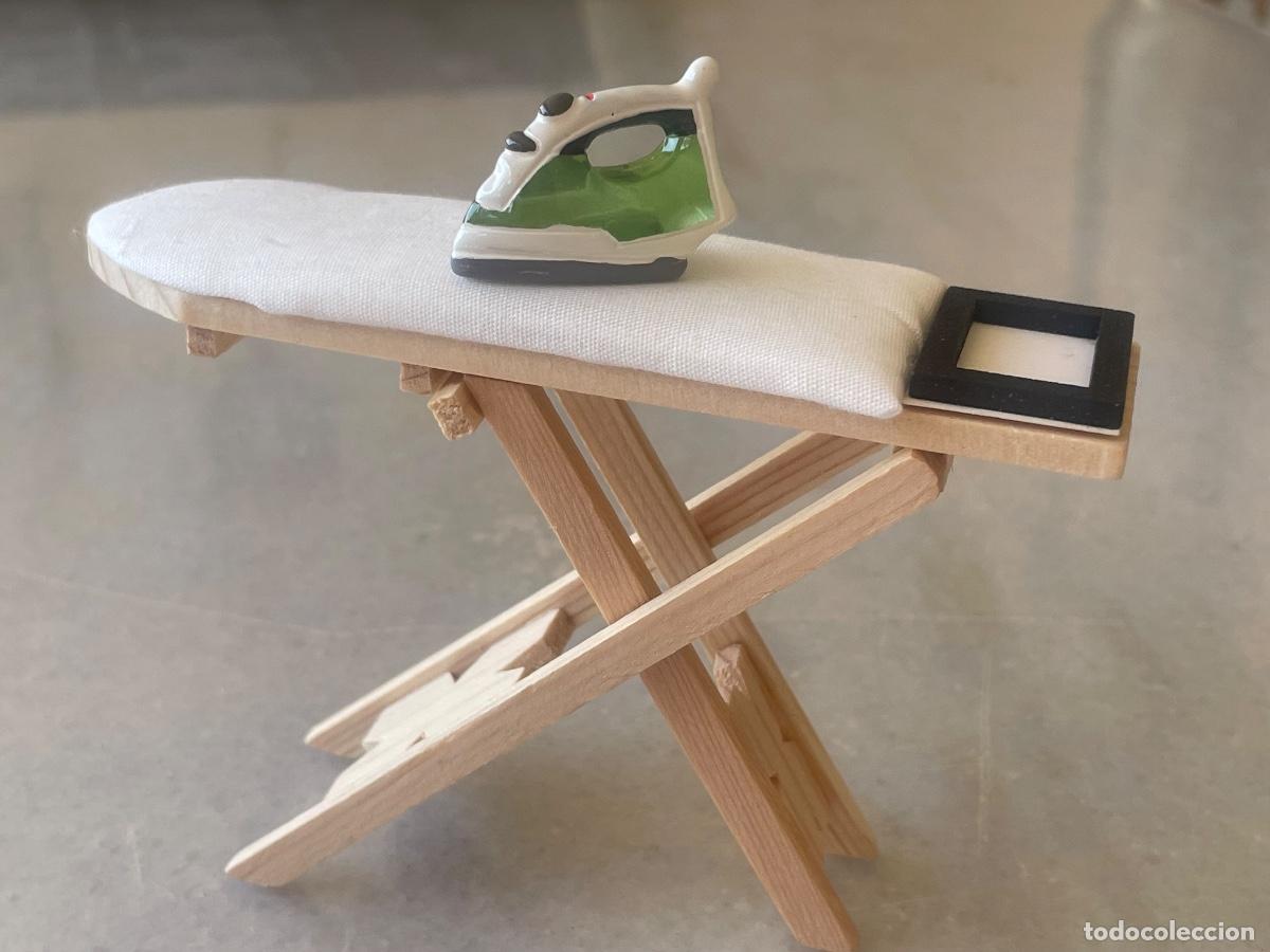 Casas de mu&ntilde;ecas: Mesa plegable con plancha en miniatura casa de mu&ntilde;ecas
