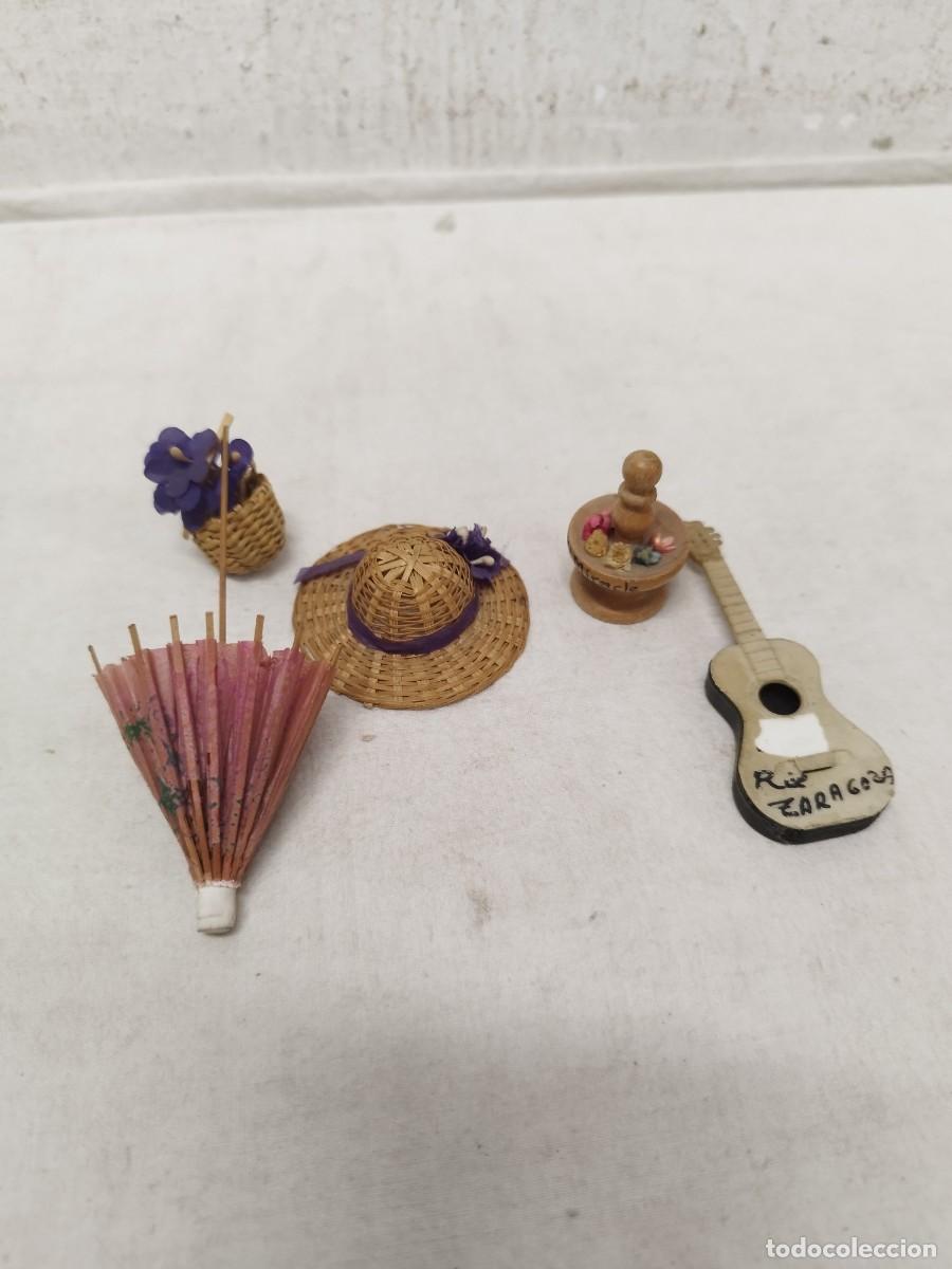 Casas de mu&ntilde;ecas: 5 antiguos complementos de mu&ntilde;ecas o mu&ntilde;ecos. Gorro, guitarra zaragoza. Flores, umbrella, paraguas.