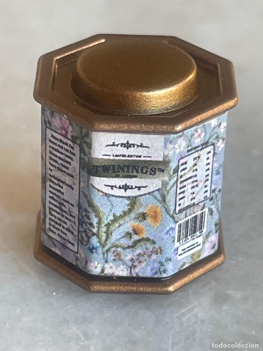 Casas de mu&ntilde;ecas: Lata de t&eacute; Twinings con hojas miniatura casa de mu&ntilde;ecas
