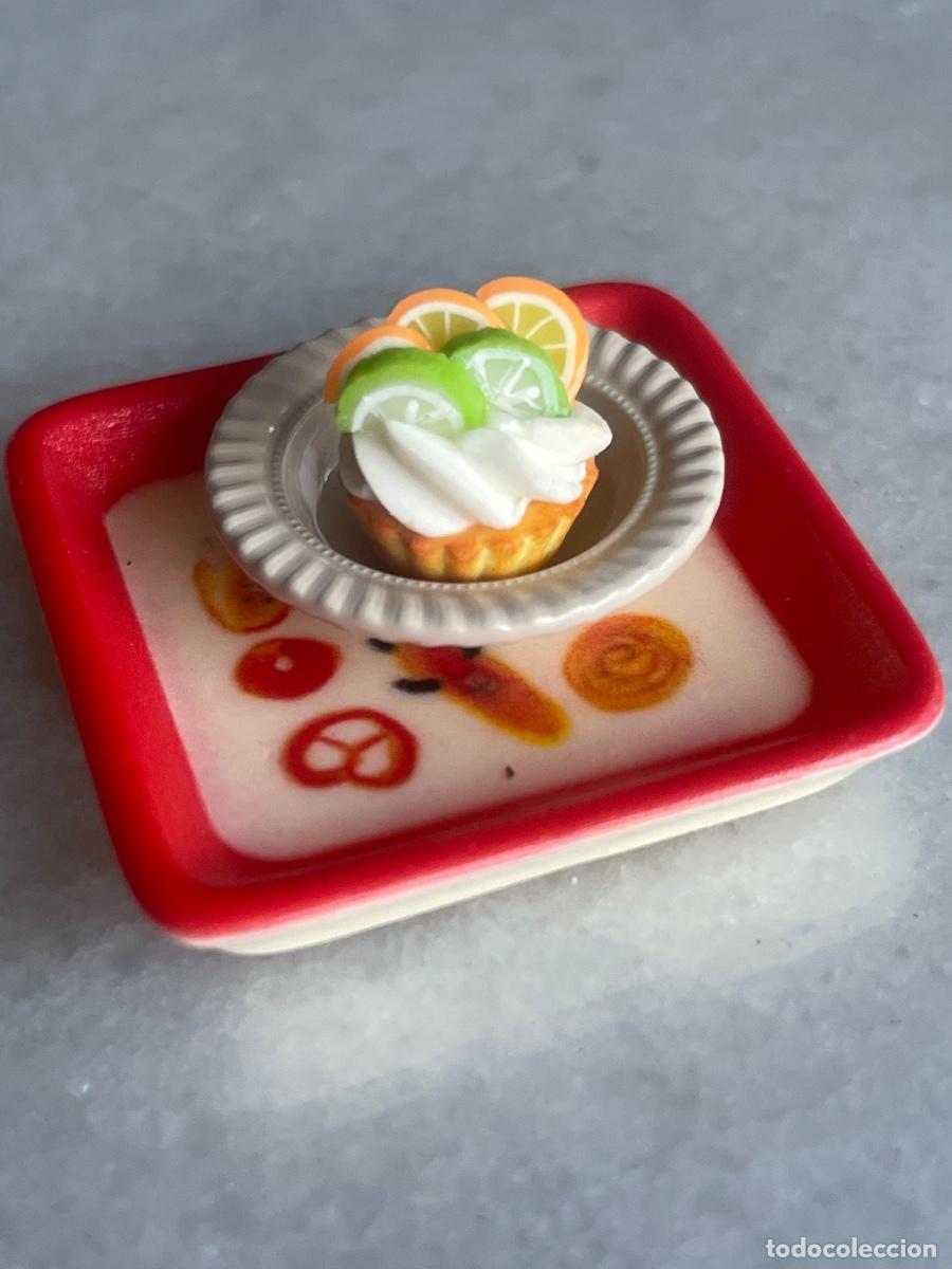 Casas de mu&ntilde;ecas: Bandeja cuadrada con pastel lima y naranja miniatura casa de mu&ntilde;ecas