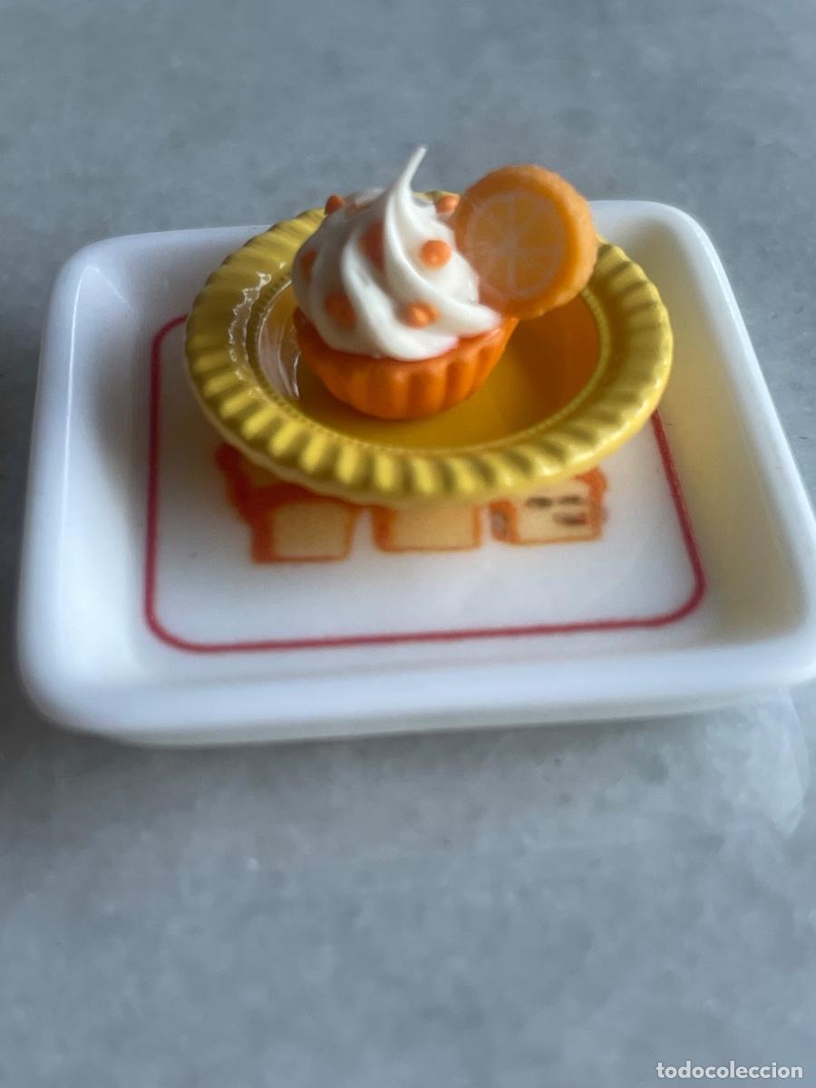 Casas de mu&ntilde;ecas: Bandeja cuadrada con pastel de naranja miniatura casa de mu&ntilde;ecas