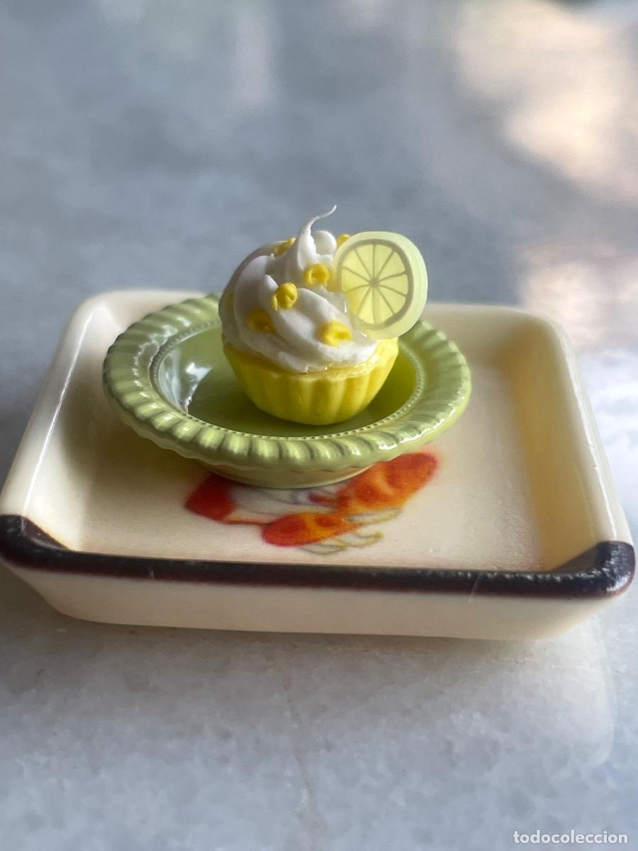 Casas de mu&ntilde;ecas: Bandeja cuadrada con pastel de lim&oacute;n miniatura casa de mu&ntilde;ecas