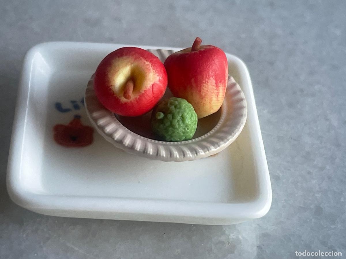 Casas de mu&ntilde;ecas: Bandeja cuadrada con plato de manzanas miniatura casa de mu&ntilde;ecas