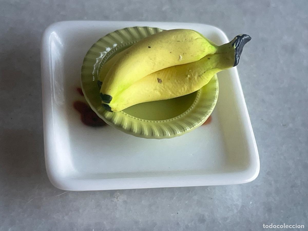 Casas de mu&ntilde;ecas: Bandeja cuadrada con plato de pl&aacute;tanos miniatura casa de mu&ntilde;ecas