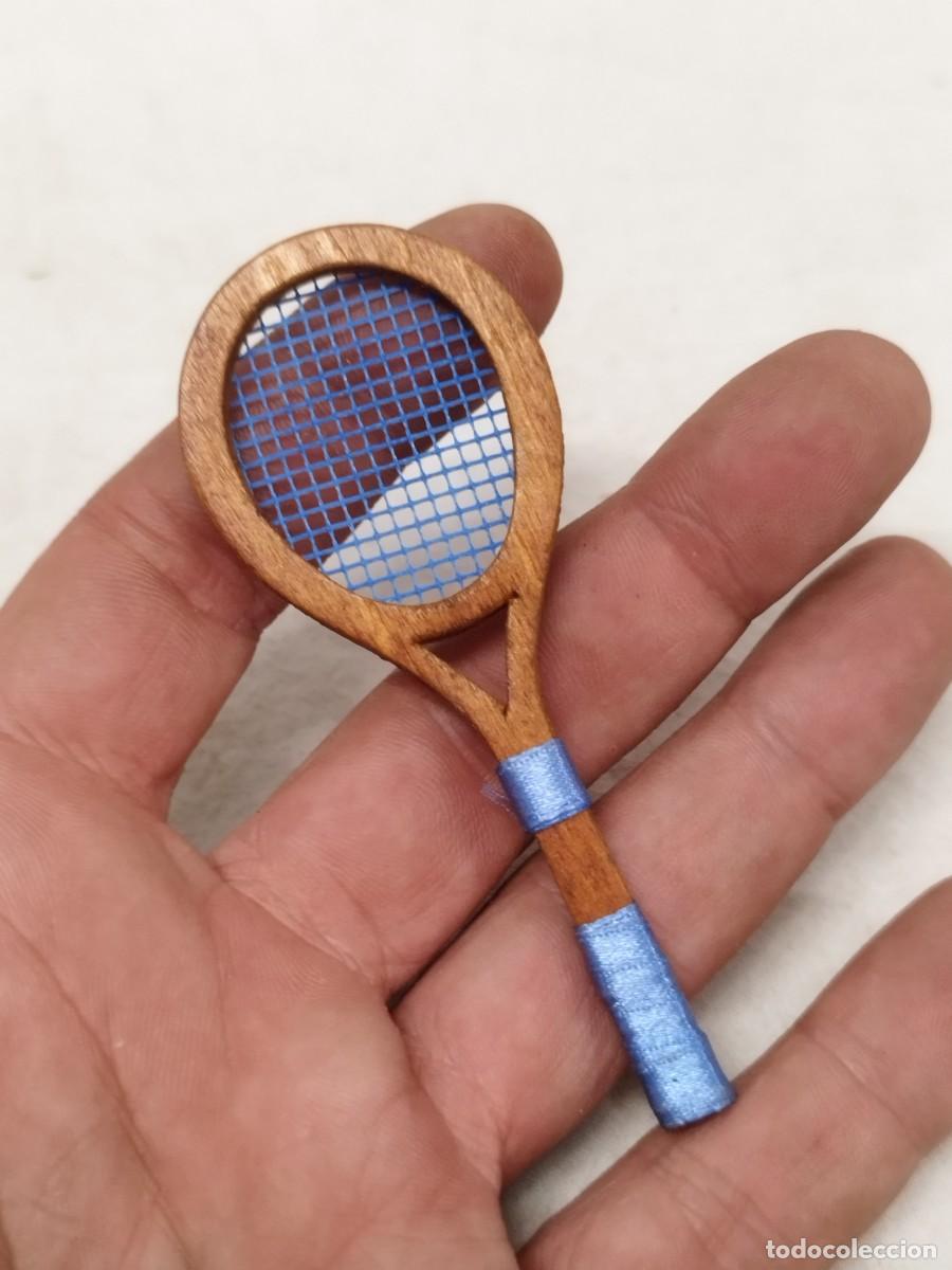 Casas de mu&ntilde;ecas: Antigua peque&ntilde;a raqueta de tenis de juguete, mu&ntilde;eco, casa de mu&ntilde;ecas.