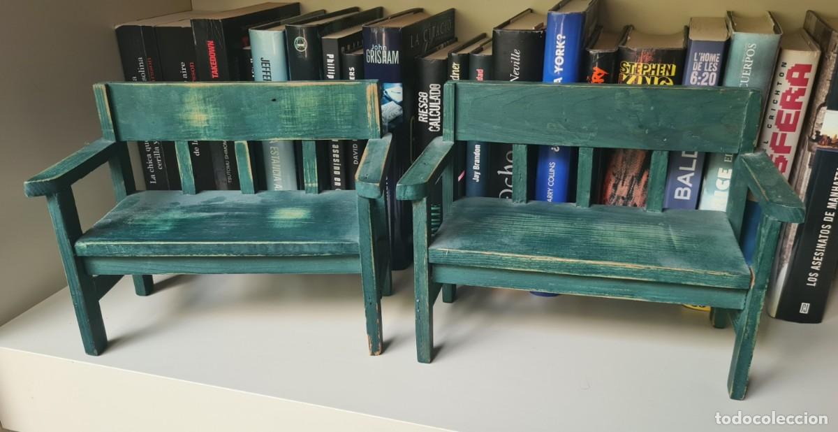 Casas de mu&ntilde;ecas: Lote de 2 bancos de madera antiguos para mu&ntilde;ecas - Foto 1