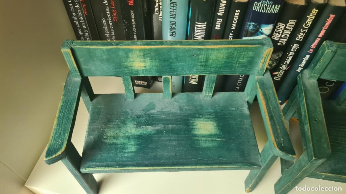 Casas de mu&ntilde;ecas: Lote de 2 bancos de madera antiguos para mu&ntilde;ecas - Foto 2