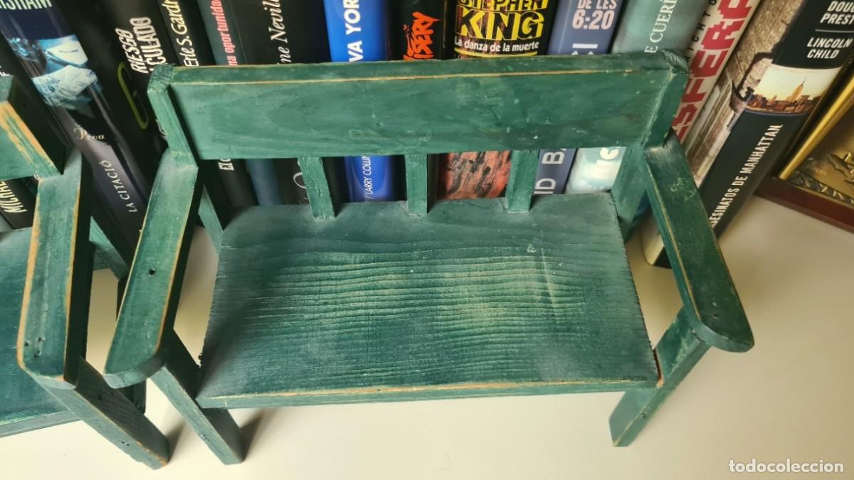 Casas de mu&ntilde;ecas: Lote de 2 bancos de madera antiguos para mu&ntilde;ecas - Foto 3