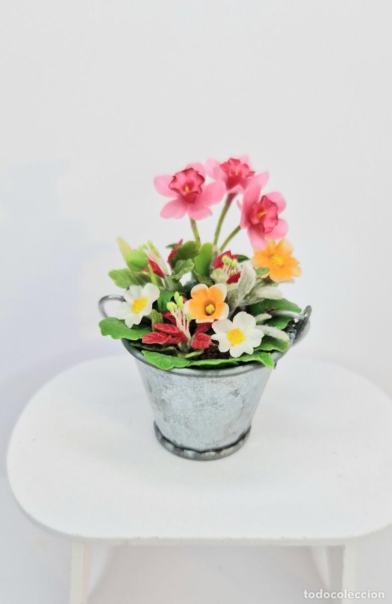 Casas de mu&ntilde;ecas: Miniatura 1/12 cubo con flores para casa de mu&ntilde;ecas