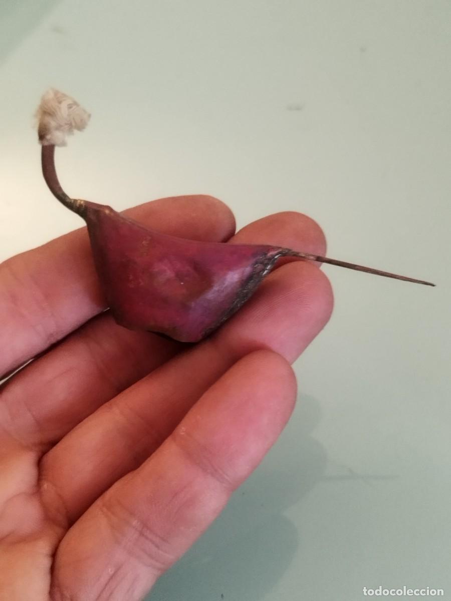 Casas de mu&ntilde;ecas: Antigua figura &eacute;tnica de metal. Parece una l&aacute;mpara, tetera. A identificar.