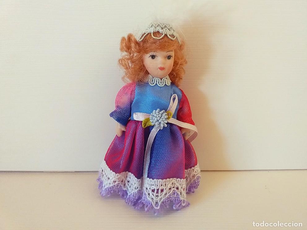 Casas de mu&ntilde;ecas: Peque&ntilde;a mu&ntilde;eca de porcelana, vestida de &eacute;poca