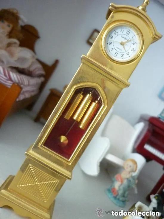 Casas de mu&ntilde;ecas: Reloj MINIATURA DORADO - escala 1 12 - funciona a pilas que hay que cambiar