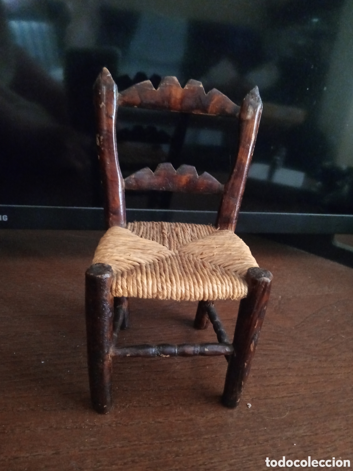 Casas de mu&ntilde;ecas: Silla antigua para mu&ntilde;ecas