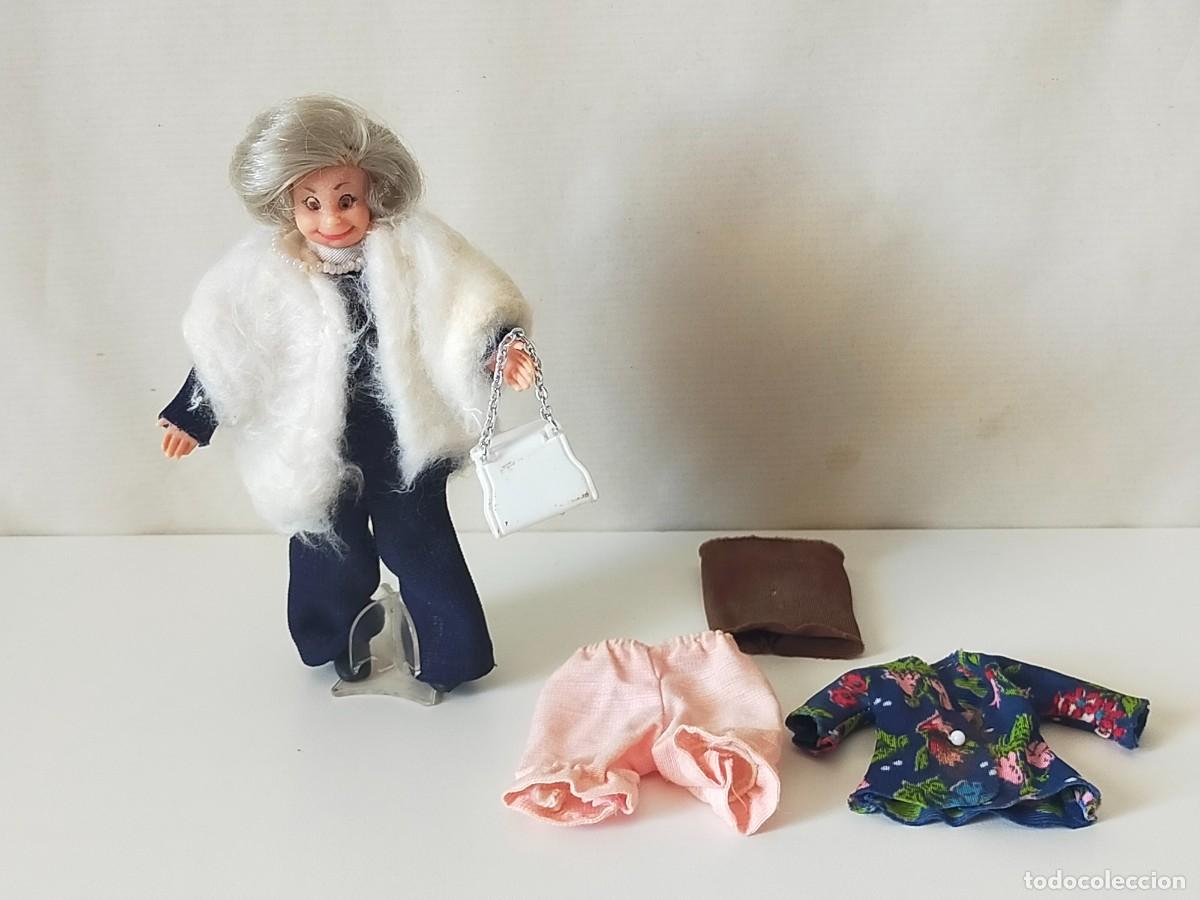 Casas de mu&ntilde;ecas: FAMILIA HOGARIN - Abuela + faldas y camisa - Hogarin Modisa. Original a&ntilde;os 70