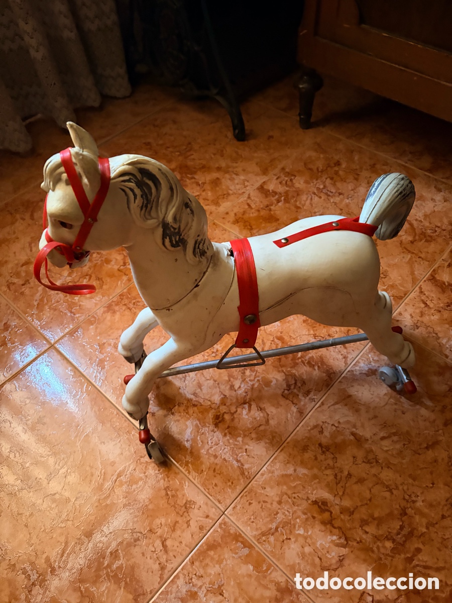 Casas de mu&ntilde;ecas: Caballito juguete con ruedas