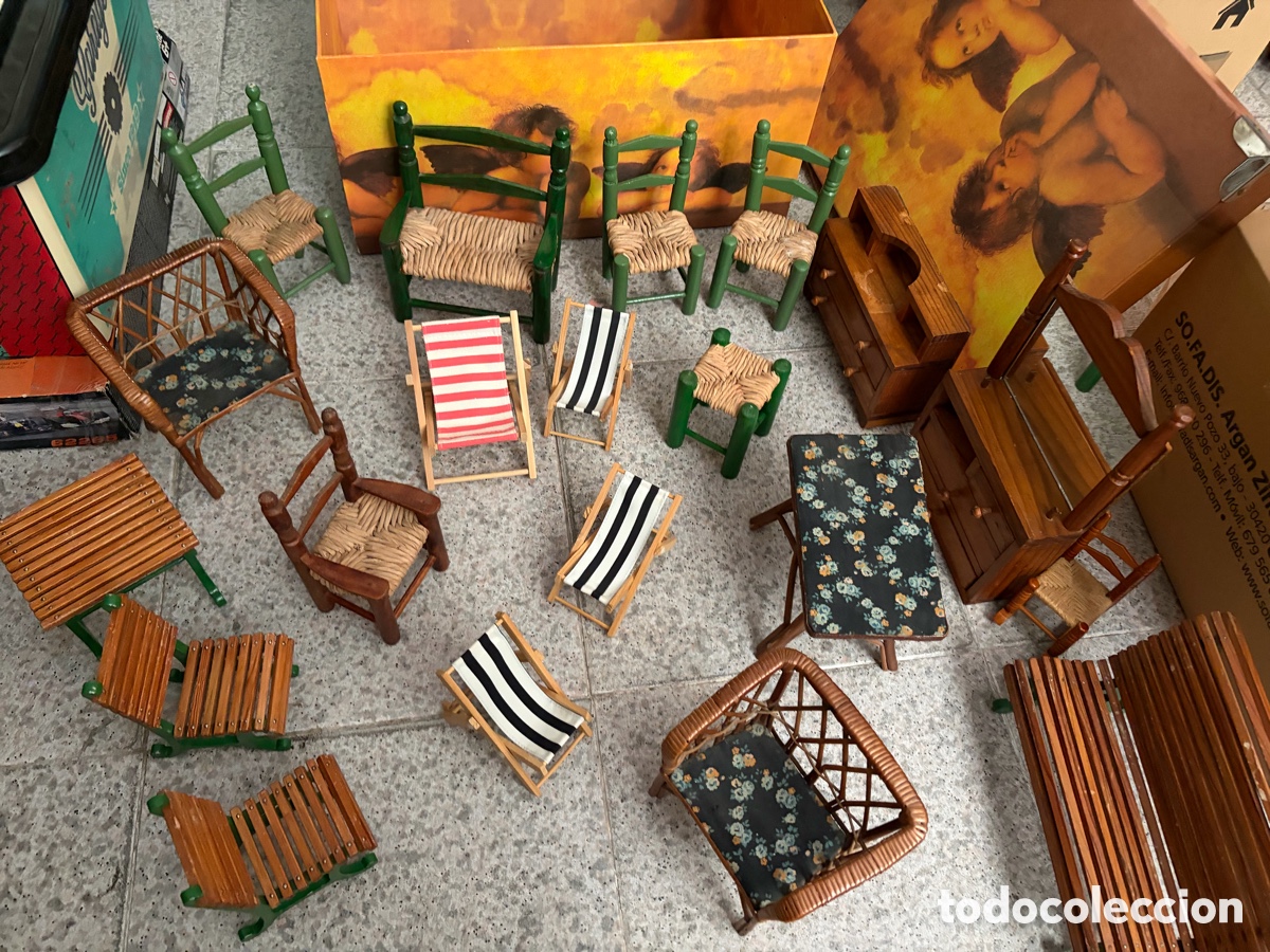 Casas de mu&ntilde;ecas: Gran lote de muebles de madera de mu&ntilde;ecas antiguos