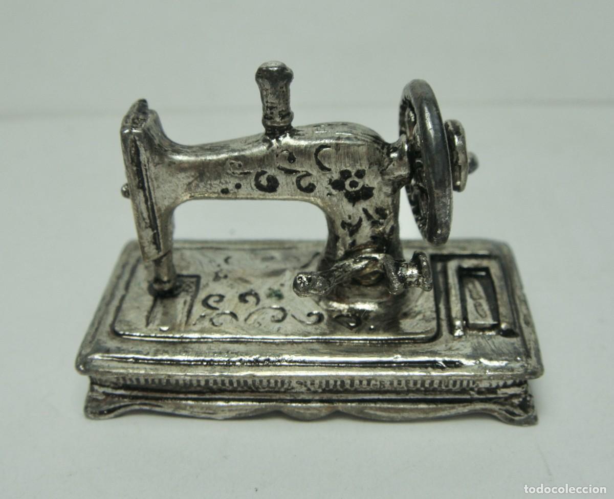 Casas de mu&ntilde;ecas: M&aacute;quina de coser en miniatura &middot; Ba&ntilde;o de plata &middot; Casa de mu&ntilde;ecas