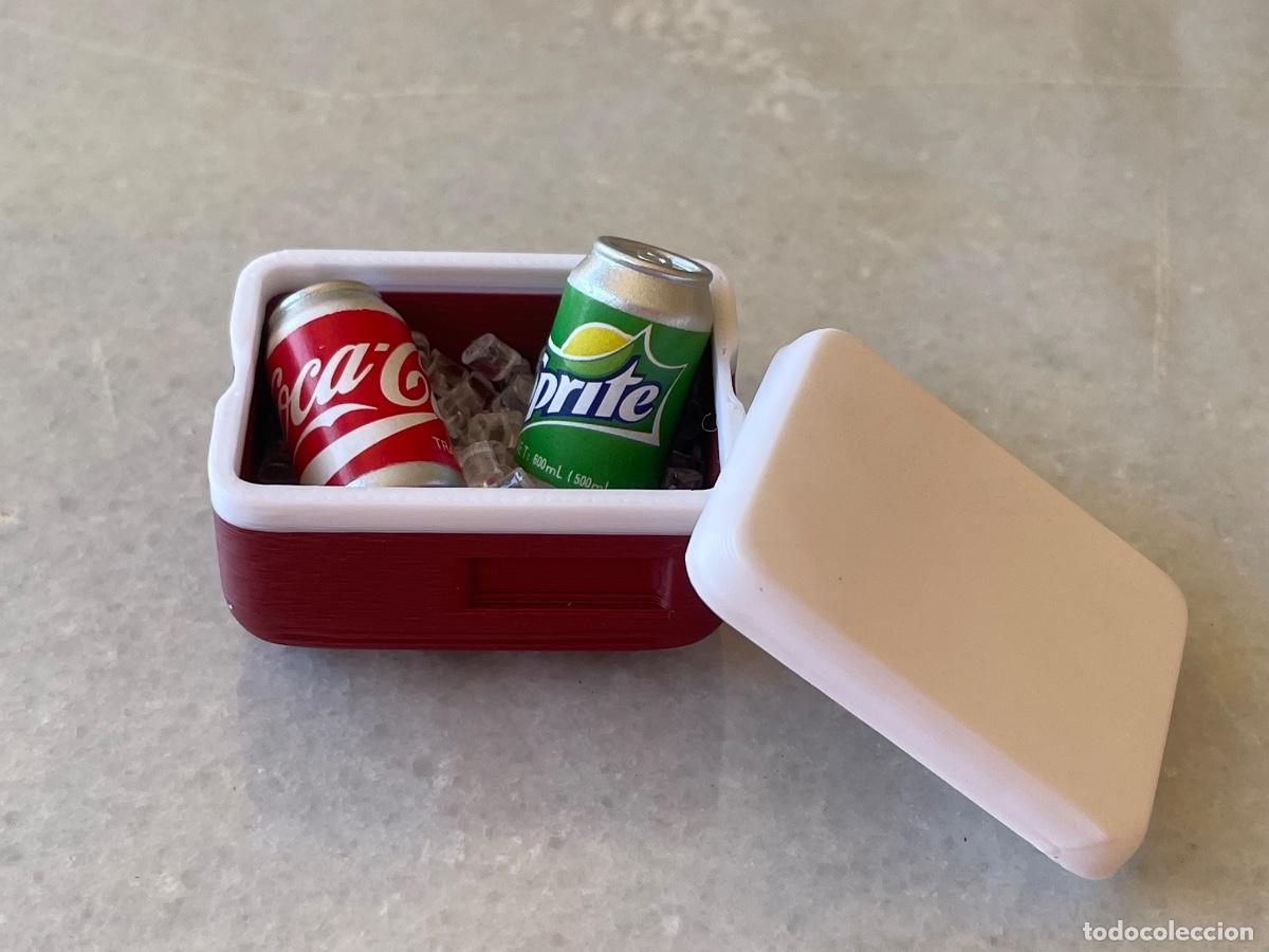 Casas de mu&ntilde;ecas: Mini nevera port&aacute;til con refrescos en miniatura para casa de mu&ntilde;ecas