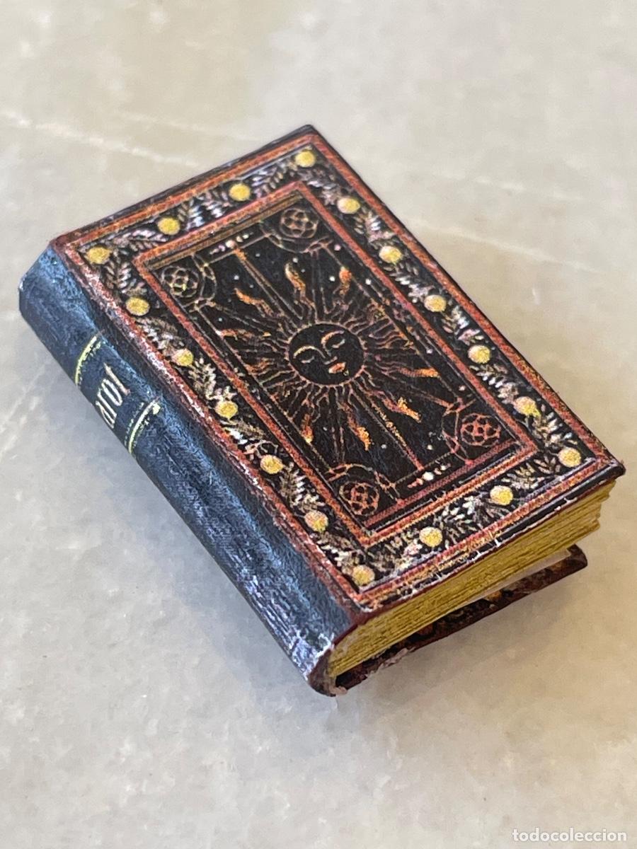 Casas de mu&ntilde;ecas: Libro del Tarot en miniatura para casa de mu&ntilde;ecas