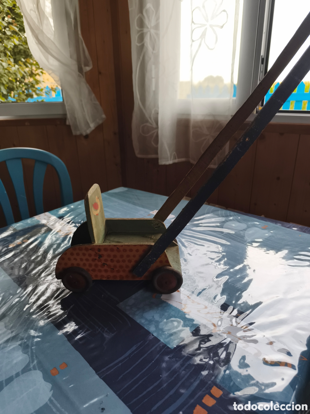 Casas de mu&ntilde;ecas: Antiguo carrito de mu&ntilde;ecas de madera , ruedas de metal