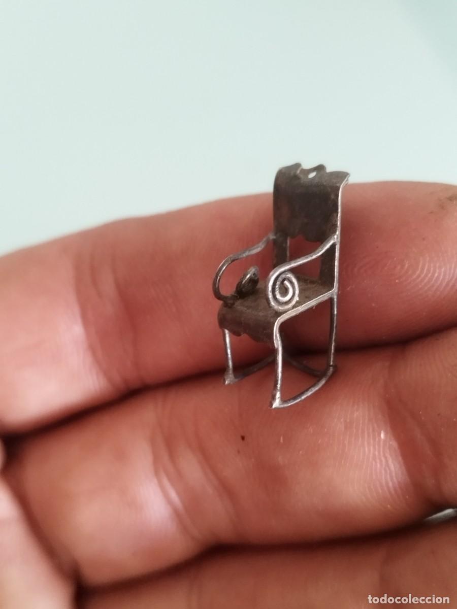 Casas de mu&ntilde;ecas: Antigua peque&ntilde;a mecedora en miniatura fabricada en metal o alambre.