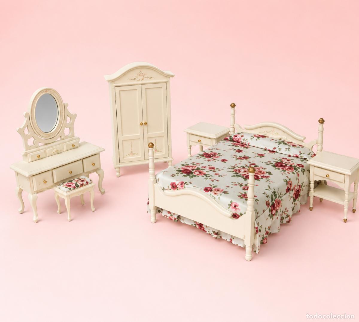 Casas de mu&ntilde;ecas: &ldquo;Conjunto dormitorio casa de mu&ntilde;ecas escala 1:12 nuevo &ndash; cama, armario, tocador y mesitas&rdquo;.