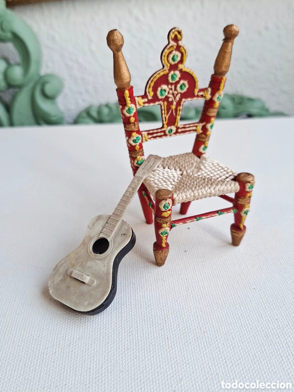 Casas de mu&ntilde;ecas: Silla y guitarra miniatura A&ntilde;os 50