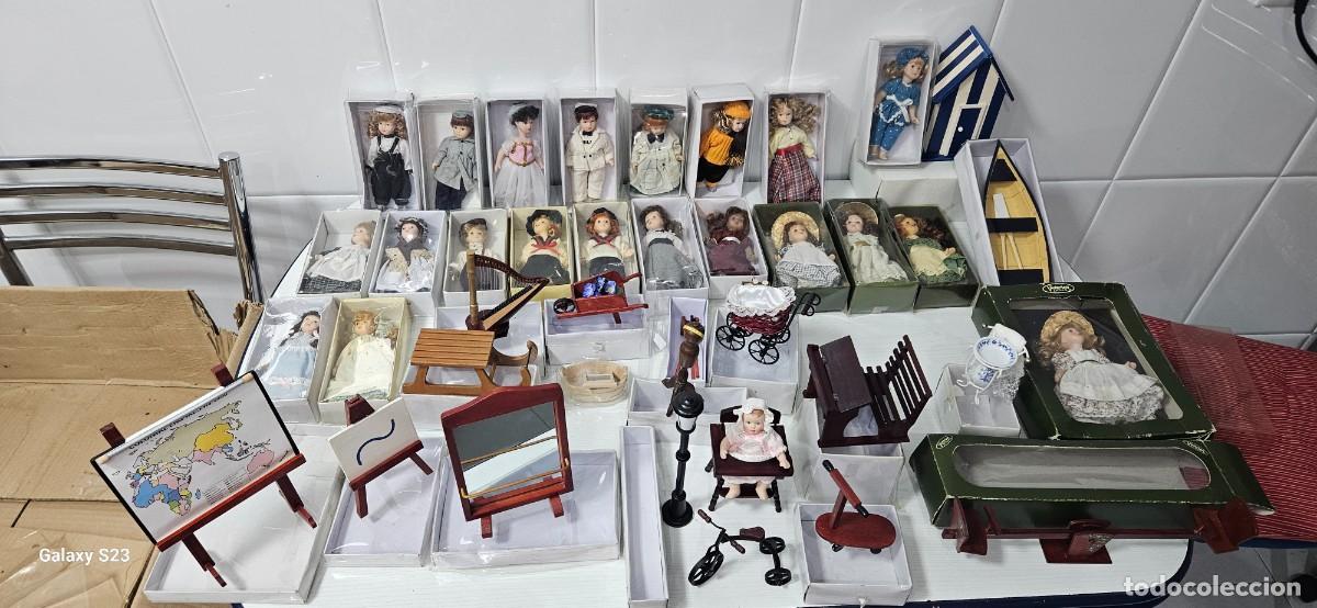 Casas de mu&ntilde;ecas: Lote Colecci&oacute;n Mu&ntilde;ecas Porcelana Miniatura + Muebles y Accesorios (A&ntilde;os 2000)