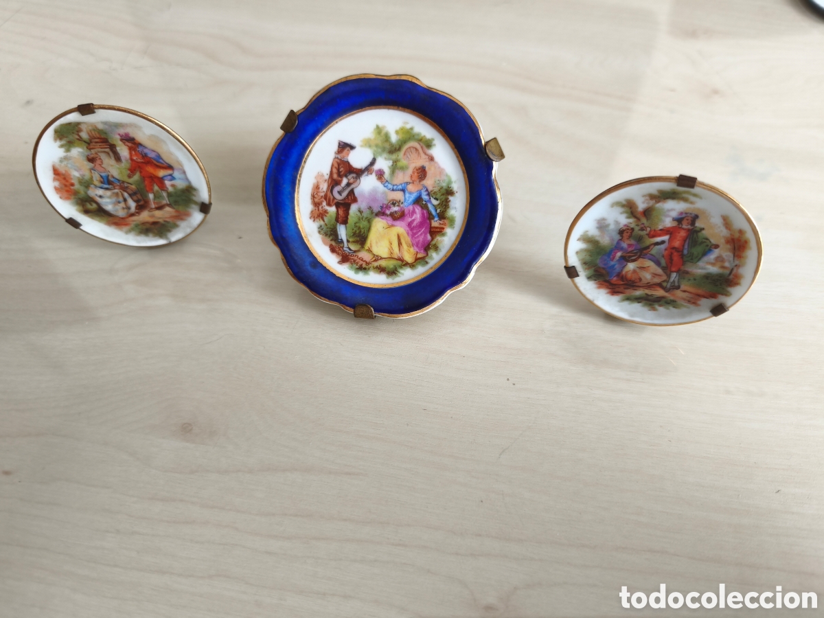 Casas de mu&ntilde;ecas: Tres platos de casa de mu&ntilde;ecas, con sus soportes