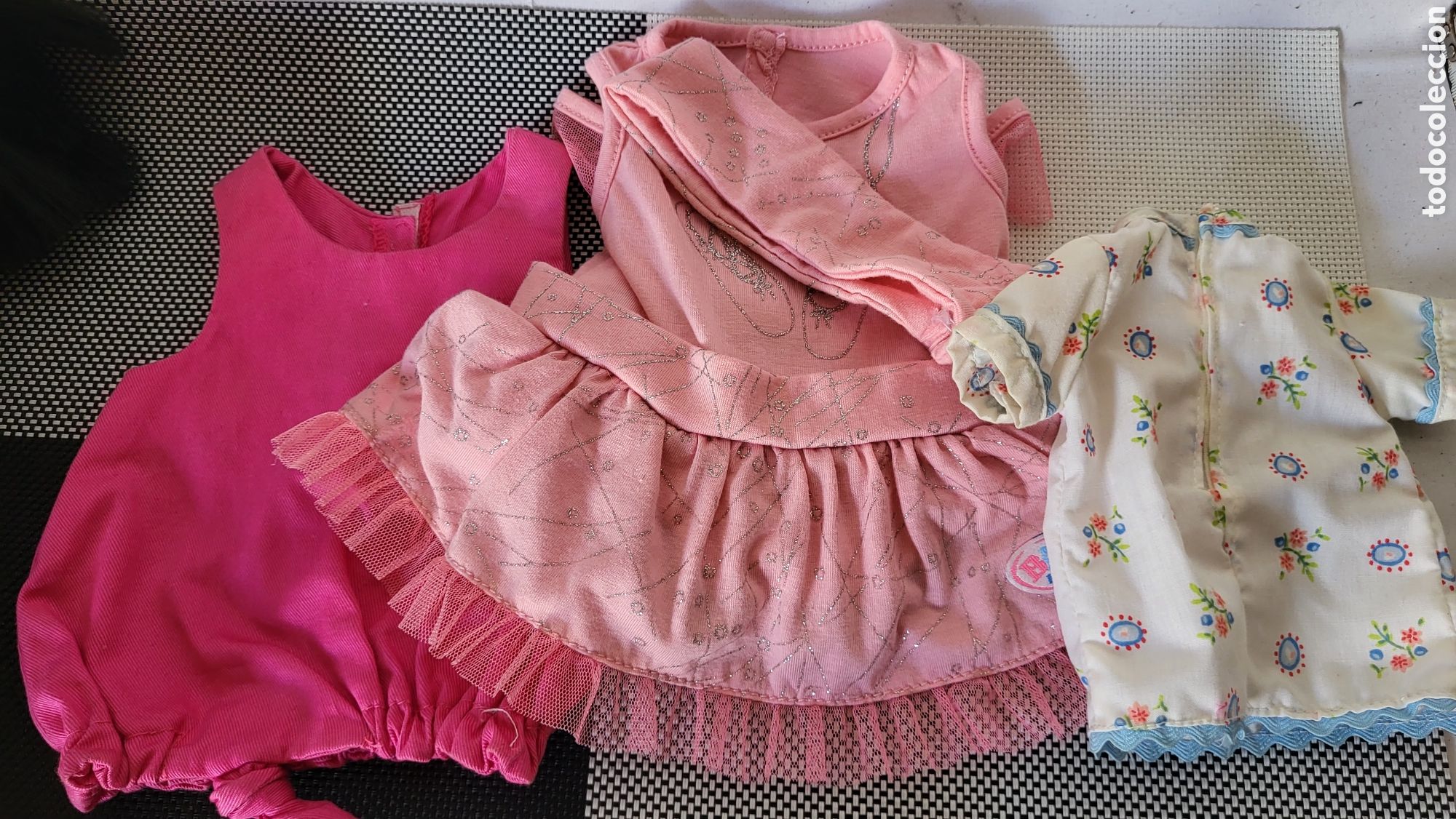 Casas de mu&ntilde;ecas: Lote ropa mu&ntilde;ecas varias