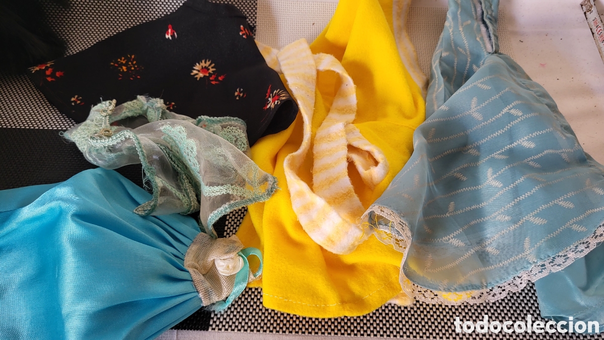 Casas de mu&ntilde;ecas: Lote ropa varias mu&ntilde;ecas