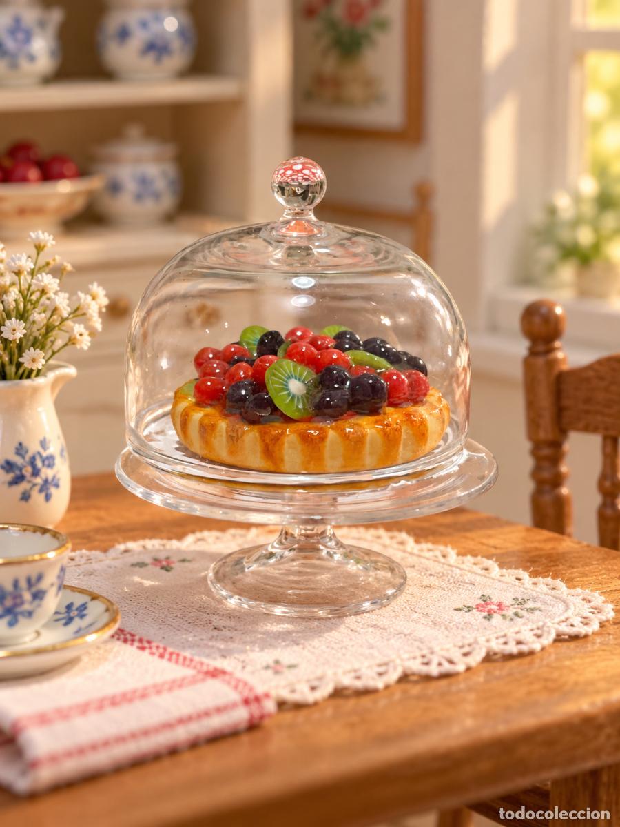 Doll houses: Tartaleta de frutas en expositor de cristal miniatura casa de mu&ntilde;ecas