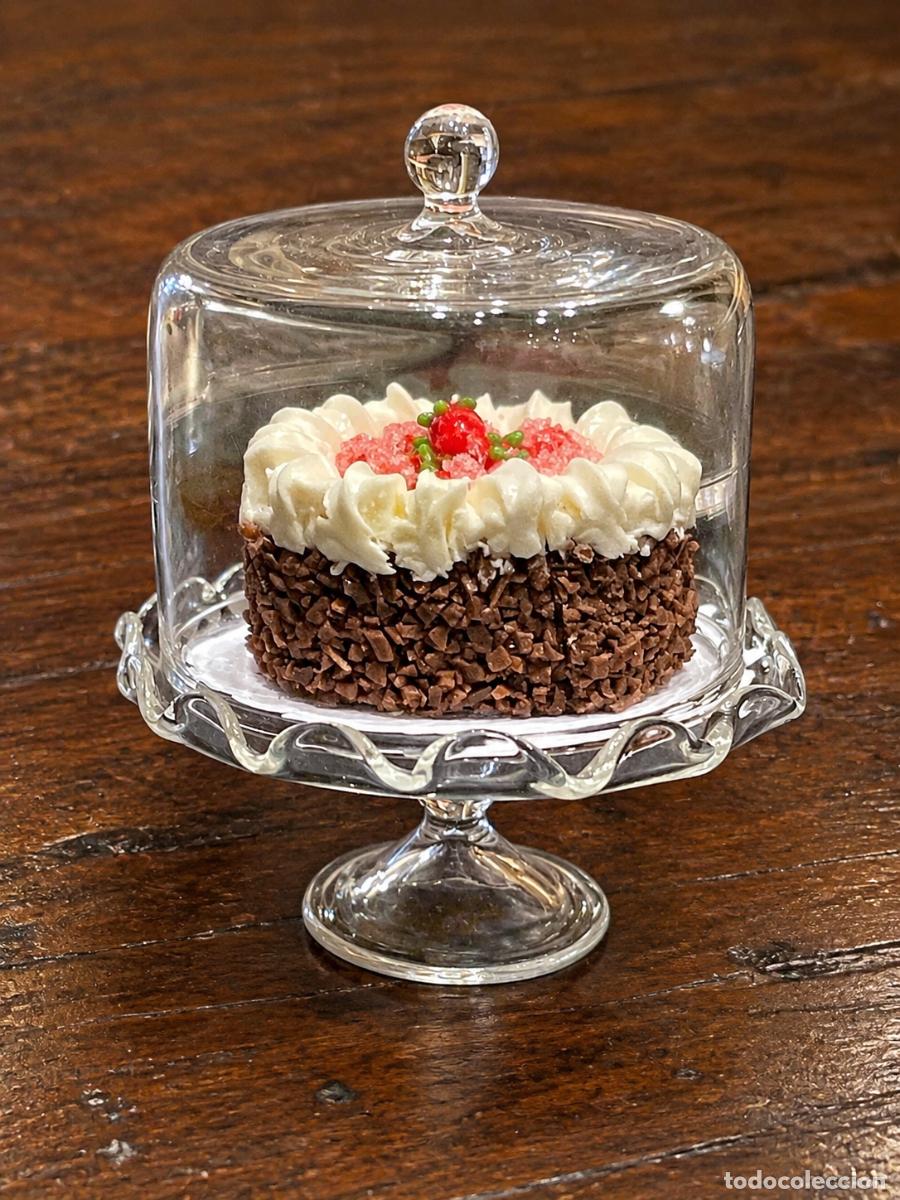Doll houses: Tarta de fresas en expositor de cristal miniatura casa de mu&ntilde;ecas